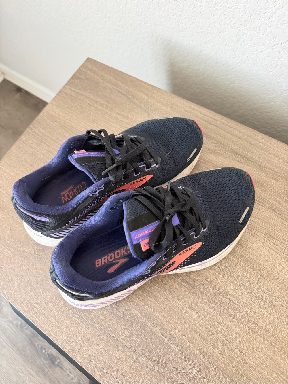 Brooks Adrenaline GTS 22 Womens Size 8 ( wide D)